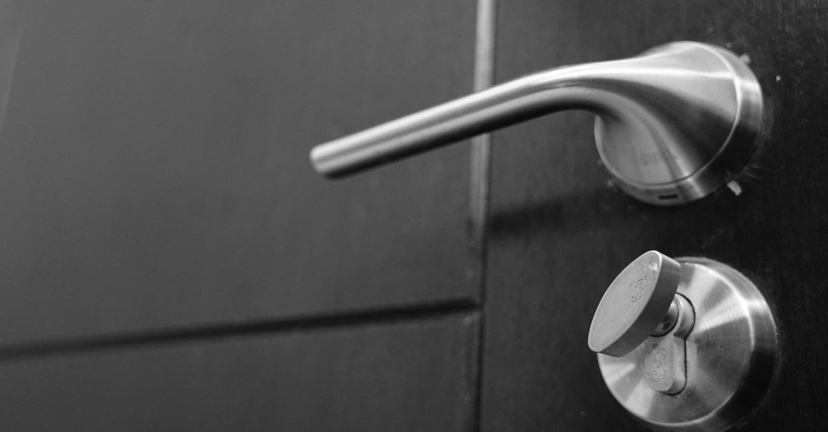 Door Knob Lock Replacement — Edgewater IL Locksmith